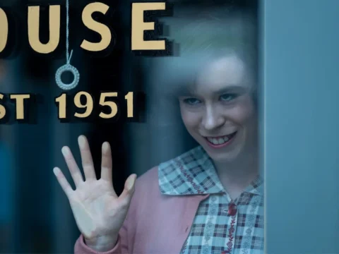 Cena de It: Bem-Vindos a Derry; adaptação de obra de Stephen King