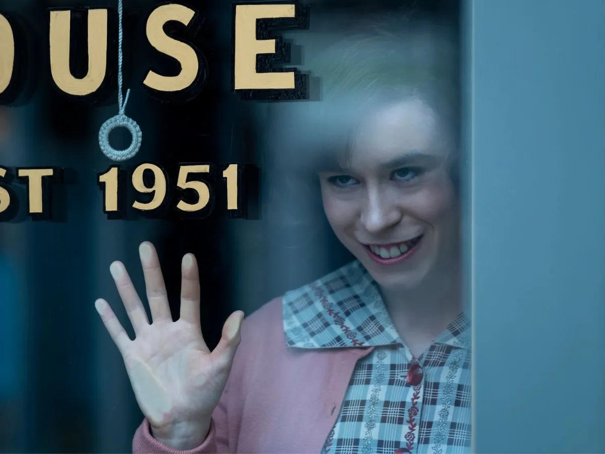 Cena de It: Bem-Vindos a Derry; adaptação de obra de Stephen King