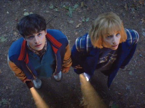 Noah Schnapp com Maya Hawke em Stranger Things 5 Noah Schnapp com Maya Hawke em Stranger Things 5