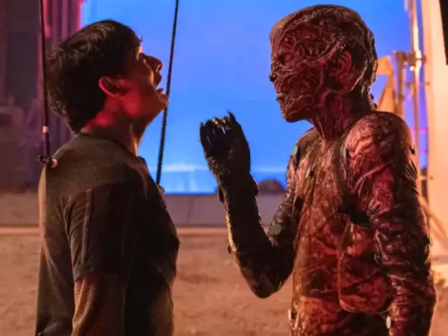 Jamie Campbell Bower (à dir.) na pele de Vecna em Stranger Things 5