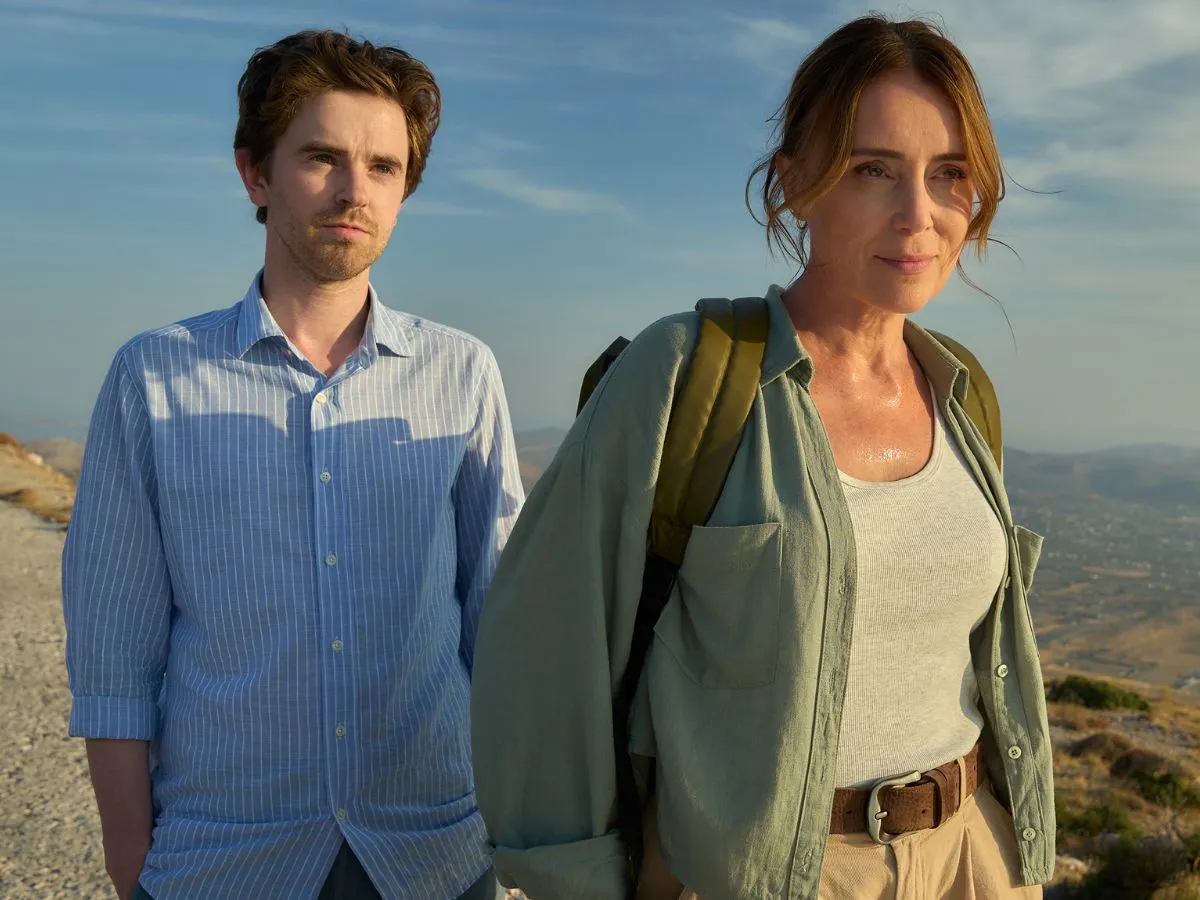 Freddie Highmore com Keeley Hawes em cena de The Assassin