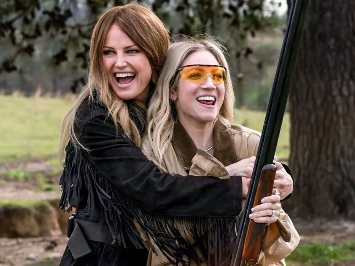 Malin Åkerman (à esq.) com Brittany Snow em The Hunting Wives