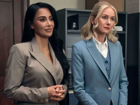 Kim Kardashian e Naomi Watts em Tudo É Justo