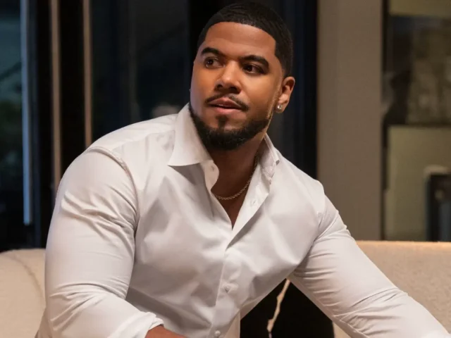 Julian Horton em Beauty in Black Julian Horton em Beauty in Black