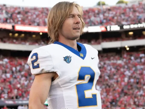 Glen Powell em cena de Chad Powers