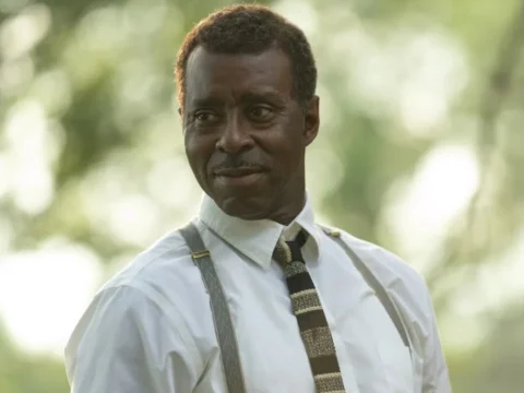 Courtney B. Vance em cena de Lovecraft Country Courtney B. Vance em cena de Lovecraft Country