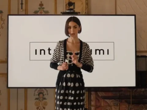 Merchan da Intimissimi na 5&ordf; temporada de Emily em Paris