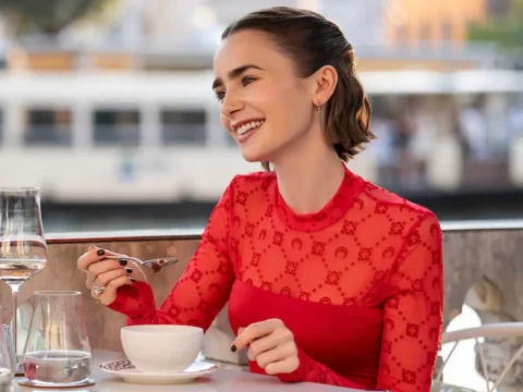 Lily Collins em cena de Emily em Paris