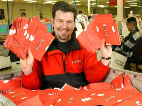 Reed Hastings, cofundador da Netflix, com os ic&ocirc;nicos envelopes vermelhos (2002)