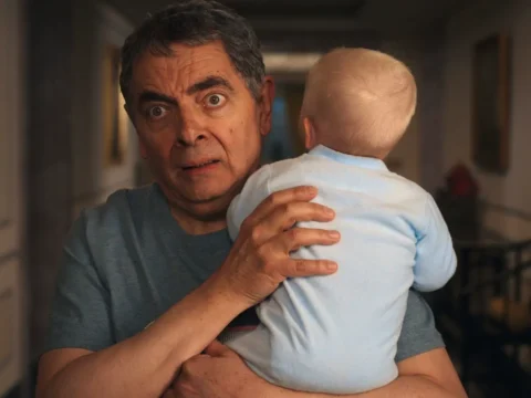 Rowan Atkinson em cena de Homem x Bebê Rowan Atkinson em cena de Homem x Bebê