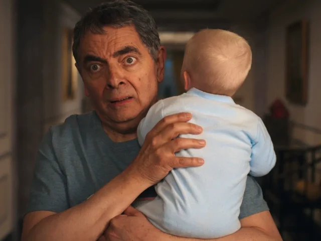 Rowan Atkinson em cena de Homem x Bebê Rowan Atkinson em cena de Homem x Bebê