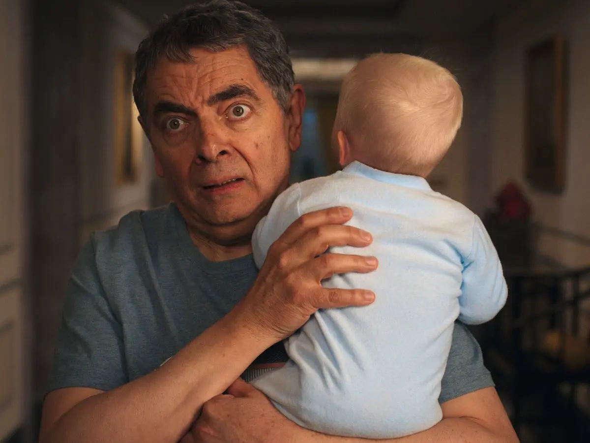 Rowan Atkinson em cena de Homem x Bebê