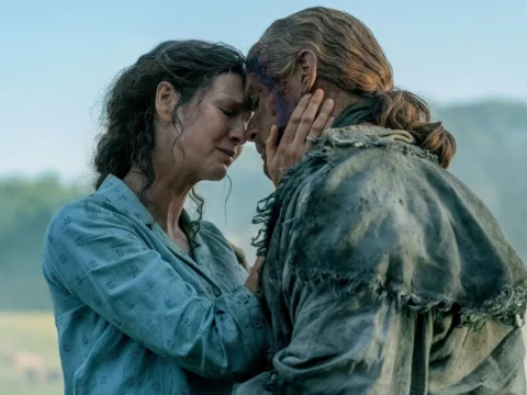 Caitr&iacute;ona Balfe com Sam Heughan em cena de Outlander