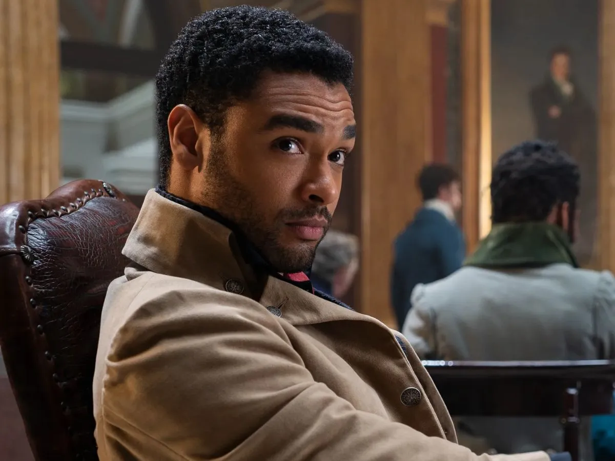 Regé-Jean Page em cena de Bridgerton