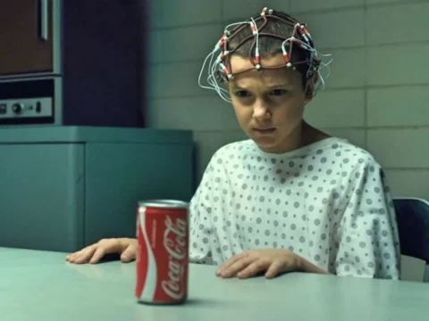 Millie Bobby Brown e a famosa latinha de Coca-Cola em Stranger Things 1