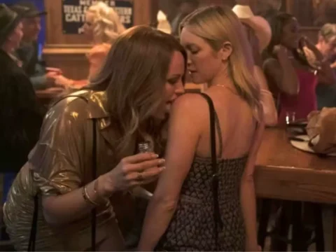 Malin &Aring;kerman (&agrave; esq.) com Brittany Snow em The Hunting Wives