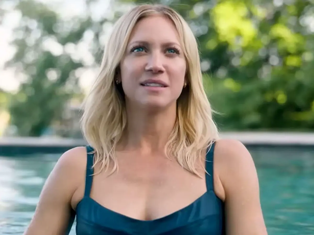 Brittany Snow em cena de The Hunting Wives