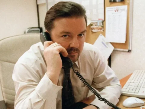 Ricky Gervais em cena de The Office Ricky Gervais em cena de The Office