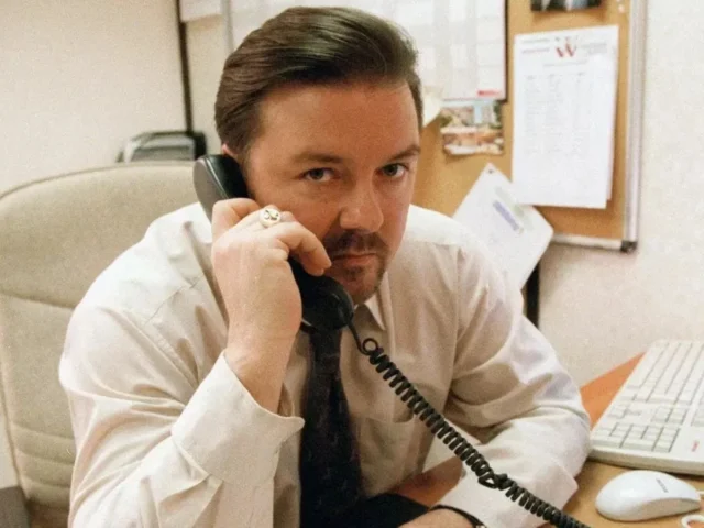 Ricky Gervais em cena de The Office Ricky Gervais em cena de The Office
