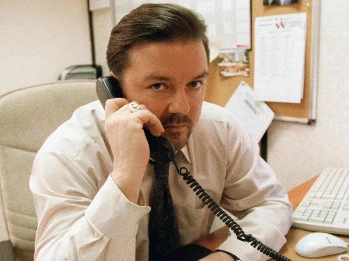 Ricky Gervais em cena de The Office