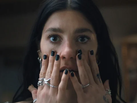 Camila Morrone na s&eacute;rie Algo Horr&iacute;vel Vai Acontecer