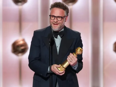 Seth Rogen com trof&eacute;u ganho no Globo de Ouro de 2026