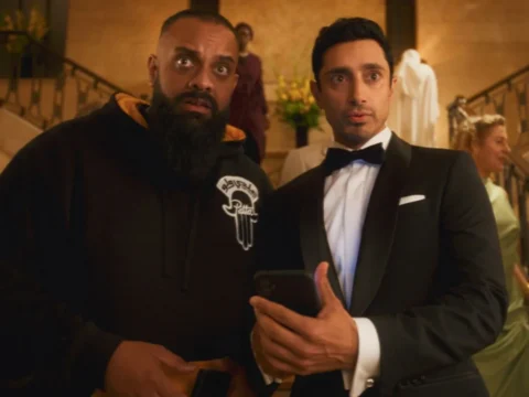 Riz Ahmed (&agrave; dir.) em Bait, s&eacute;rie sobre o novo James Bond