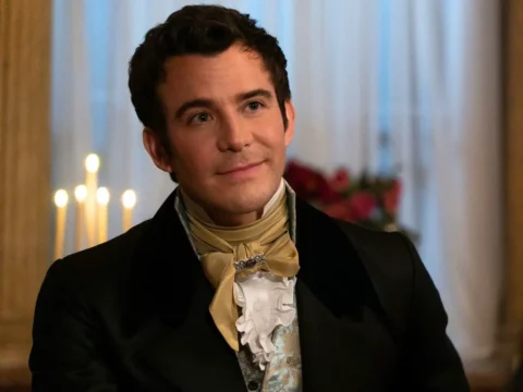 Luke Thompson em cena de Bridgerton