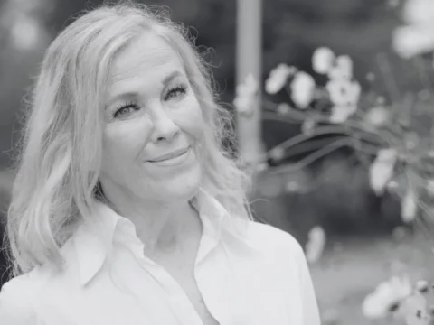 Catherine O&rsquo;Hara durante ensaio recente para o Los Angeles Times