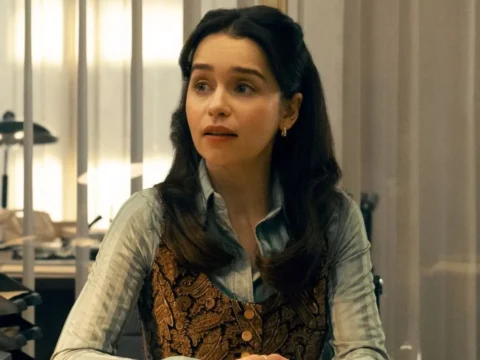 Emilia Clarke em cena da s&eacute;rie Ponies