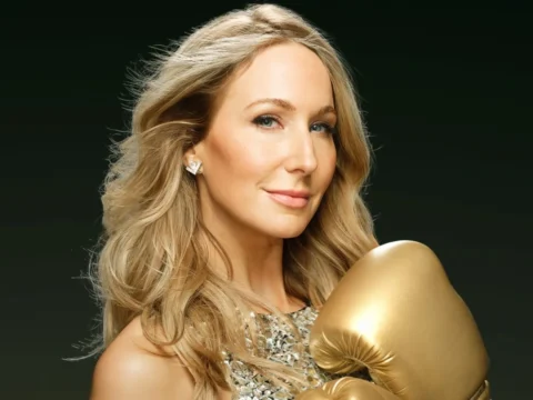 Nikki Glaser em foto promocional do Globo de Ouro 2026