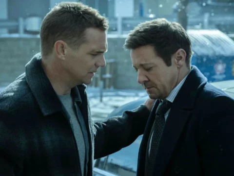 Taylor Handley (&agrave; esq.) com Jeremy Renner em Mayor of Kingstown