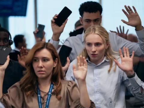 Sophie Turner (no centro) &eacute; protagonista de O Roubo
