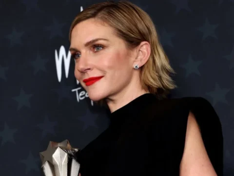 Rhea Seehorn com trof&eacute;u do Critics Choice de 2026