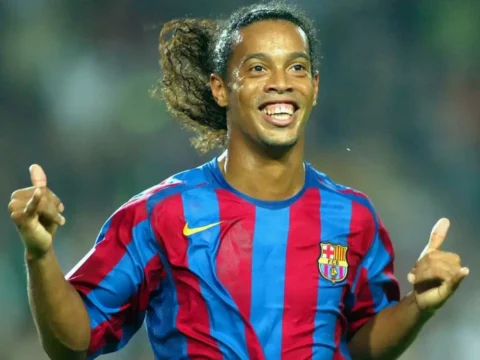 Ronaldinho Ga&uacute;cho comemora gol com a camisa do Barcelona