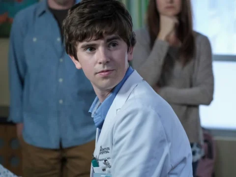 Freddie Highmore em cena de The Good Doctor