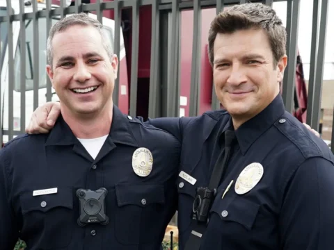 William "Bill" Norcross (&agrave; esq.), policial de verdade, com o ator Nathan Fillion