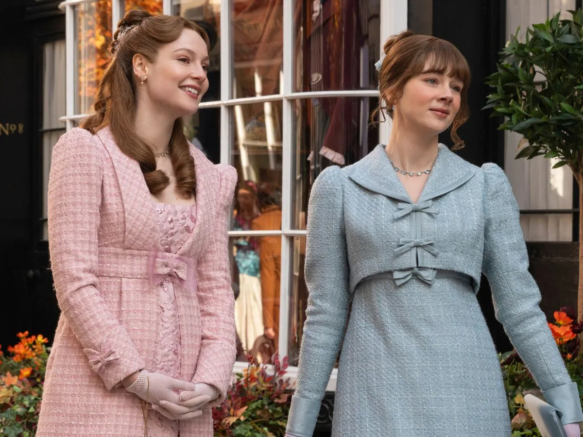 Hannah Dodd (à esq.) e Claudia Jessie em Bridgerton