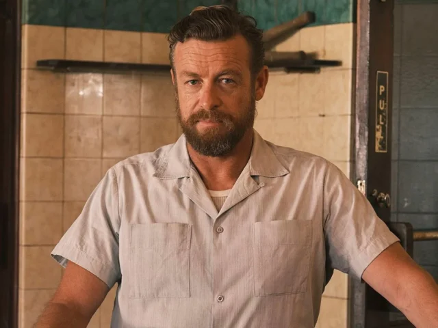 Simon Baker em O Caminho Estreito para os Confins do Norte