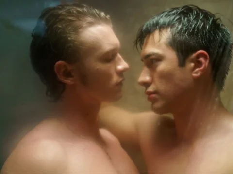 Connor Storrie (&agrave; esq.) com Hudson Williams em Rivalidade Ardente