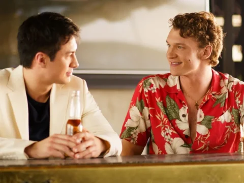 Hudson Williams (&agrave; esq.) com Connor Storrie em Rivalidade Ardente