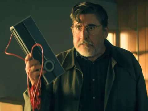 Alfred Molina em cena de The Boroughs