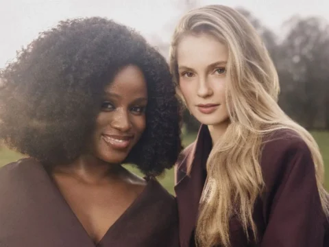 Masali Baduza (&agrave; esq.) e Hannah Dodd em foto promocional de Bridgerton