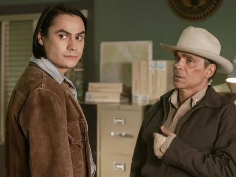 Kiowa Gordon (&agrave; esq.) e Zahn McClarnon em Dark Winds