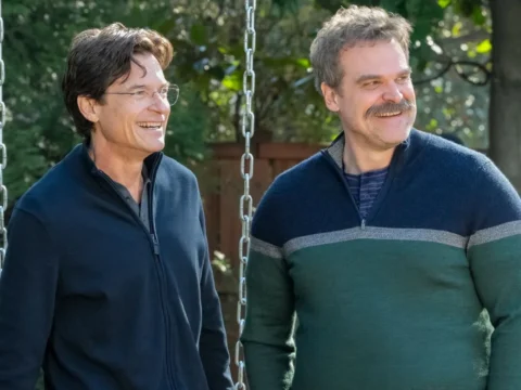 Jason Bateman (&agrave; esq.) com David Harbour em DTF St. Louis
