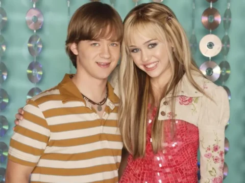 Jason Earles com Miley Cyrus no in&iacute;cio de Hannah Montana