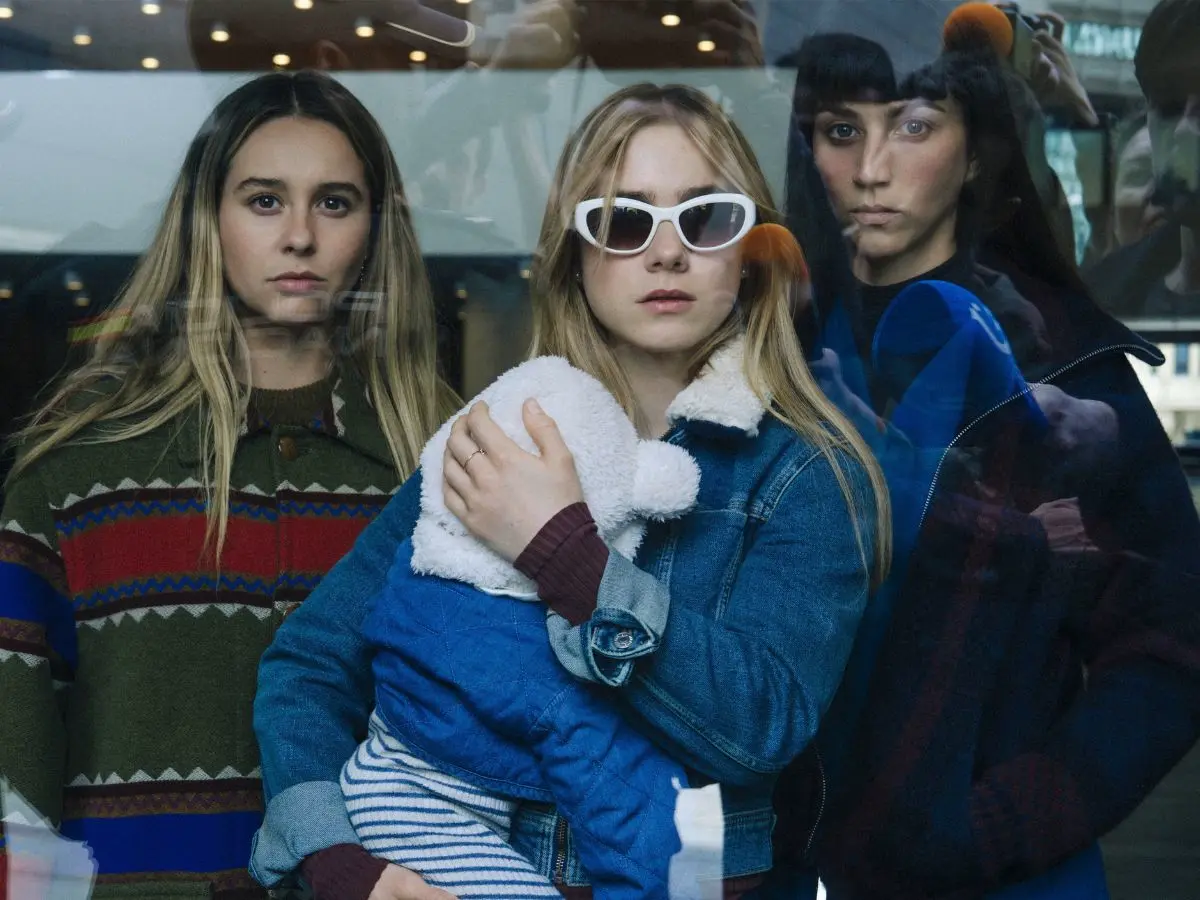 Paula Usero (à esq.), Clara Galle e Claudia Salas em Naquela Noite