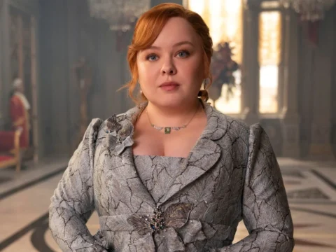 Nicola Coughlan em cena de Bridgerton