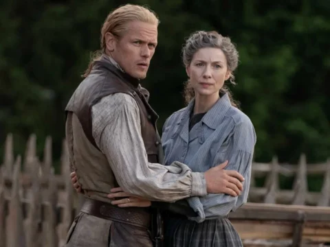 Sam Heughan com Caitr&iacute;ona Balfe em cena de Outlander