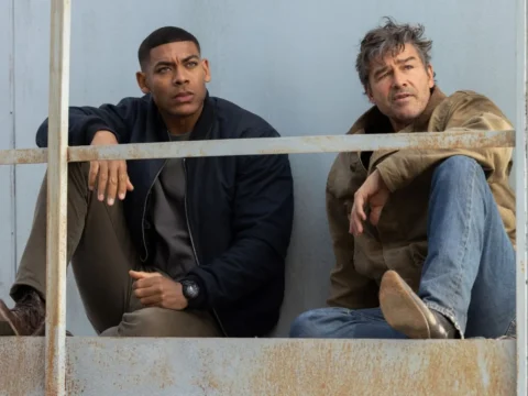 Aaron Pierre e Kyle Chandler em cena de Lanternas